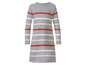 Grijze gestreepte jurk met rode en roze strepen.