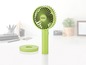 Een groene draagbare ventilator van Unoid met een oplaadstandaard.