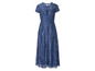 Een blauwe, midi-jurk van kant met korte mouwen.