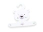 Een witte berenhanger voor babykleding, van het merk Liebmich Traumland.