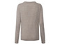 Beige wollen trui met lange mouwen.