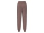 Bruine joggingbroek met elastische tailleband.