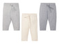 Twee paar babybroekjes, één grijs en één wit met een olifant