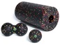 Een zwarte foamroller en massageballen van Blackroll voor fitness en herstel.