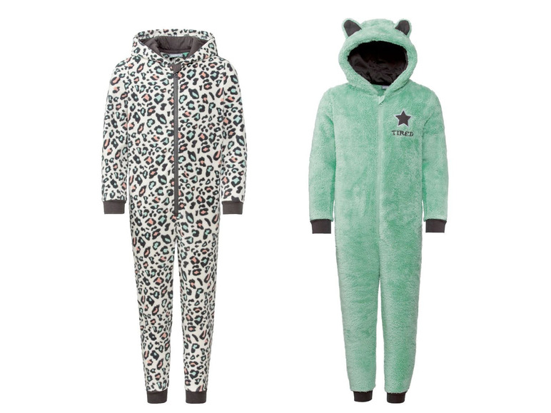Twee onesies voor kinderen, een met luipaardprint en een lichtgroene.