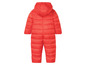 Een rode winterjas voor baby's met capuchon.