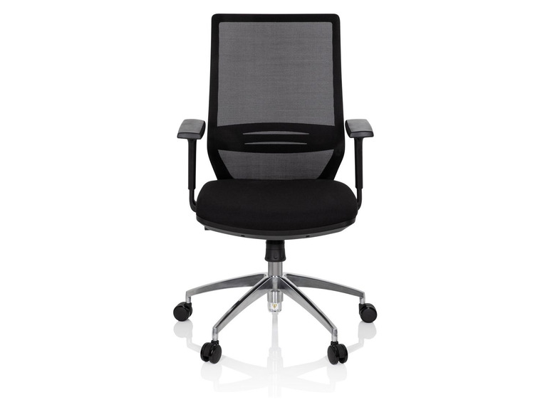 Een zwarte bureaustoel met mesh rugleuning en wielen.