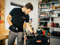 Een man organiseert gereedschap in Qbrick System opbergdozen.