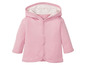 Een roze baby-hoodie met capuchon.