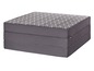 Een grijze opvouwbare matras met een geometrisch patroon.