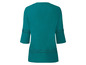 Een turquoise top met 3/4 mouwen en kantversiering.
