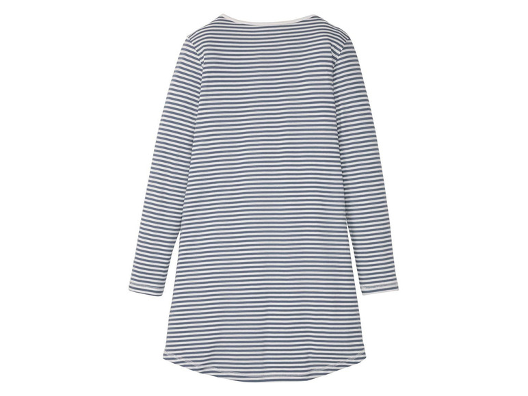 Een gestreept wit en blauw jurkje met lange mouwen.