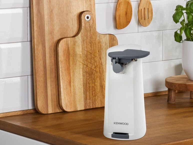 Een witte Kenwood elektrische blikopener op een houten aanrechtblad