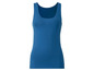 Een blauwe, mouwloze tanktop.