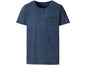 Een blauwe Livery T-shirt met korte mouwen, knopen en een zak.