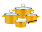 Een set van vier gele kookpotten met glazen deksels.