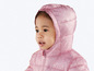 Een roze kinderjas met capuchon, perfect voor de winter.