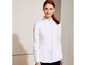 Een witte blouse met lange mouwen.