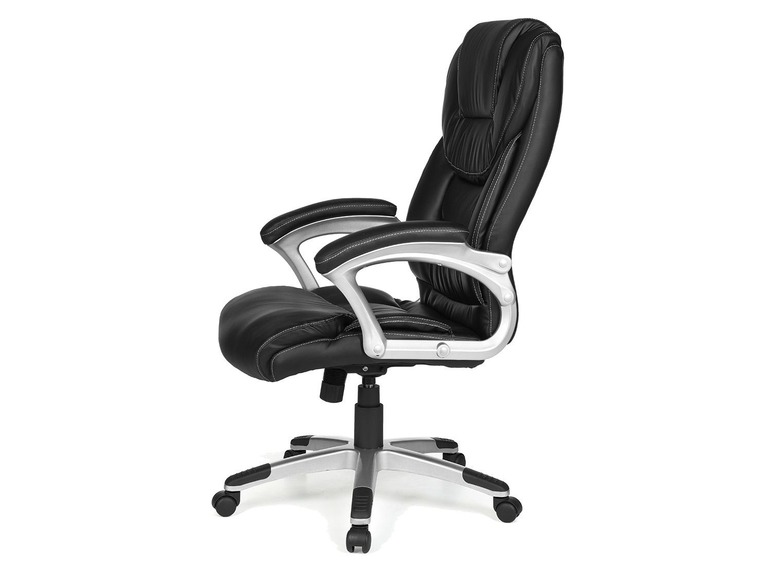 Een zwarte bureaustoel met armleuningen en wielen.