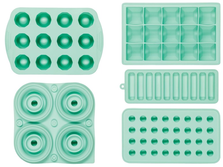 Vier siliconen bakvormen voor het maken van ijsblokjes, donutjes en bolletjes.