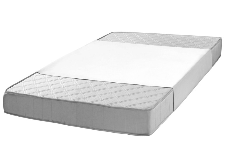 Een grijs matras met een witte beschermhoes.