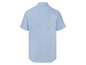 Een lichtblauw linnen overhemd met korte mouwen.