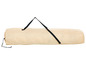 Een beige draagtas met zwarte handvatten voor een campingstoel.