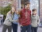 Een familie draagt ​​comfortabele hoodies en joggingbroeken.