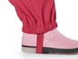 Regenbroek met elastische tailleband en roze regenlaarzen.