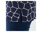 Een donkerblauw shirt met een giraffe print, gecombineerd met een blauwe jeans.