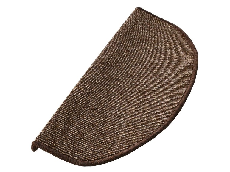 Een bruine, halfronde deurmat voor binnen.