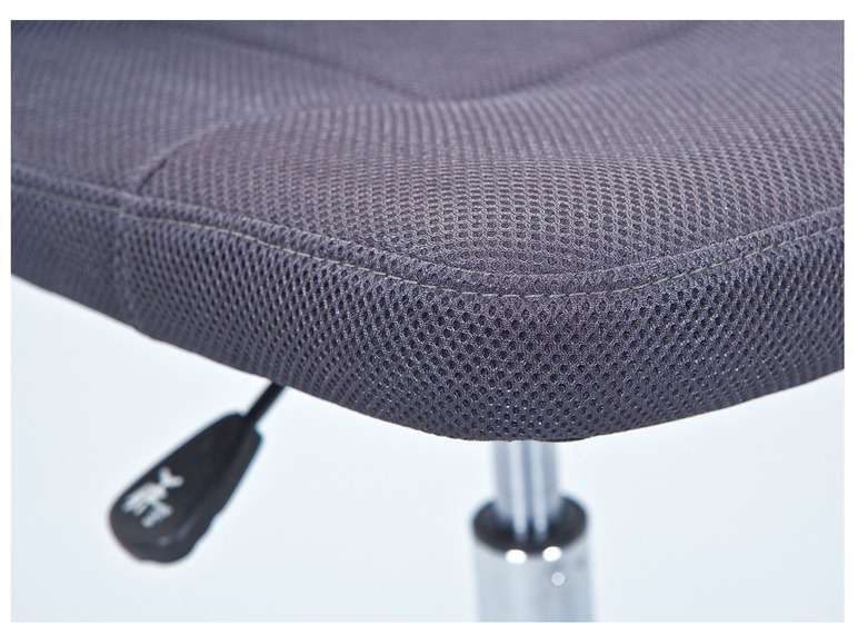 Close-up van een grijze bureaustoel met mesh bekleding.