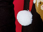 Detail van een zwarte kersttrui met een witte pompon.