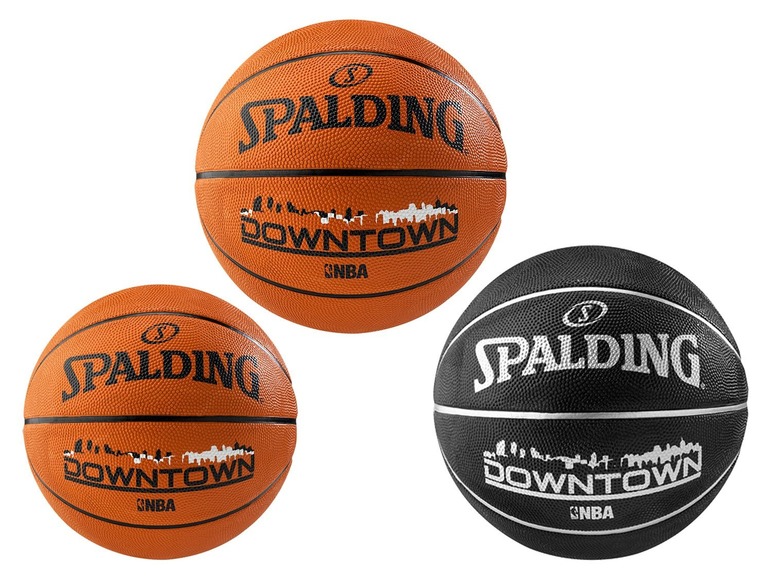 Twee oranje en één zwarte Spalding Downtown NBA basketbal.