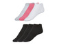 Zwarte en gekleurde sokken, waaronder witte, roze en grijze.