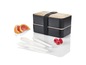 Een zwarte lunchbox met houten deksel en een bestekset.
