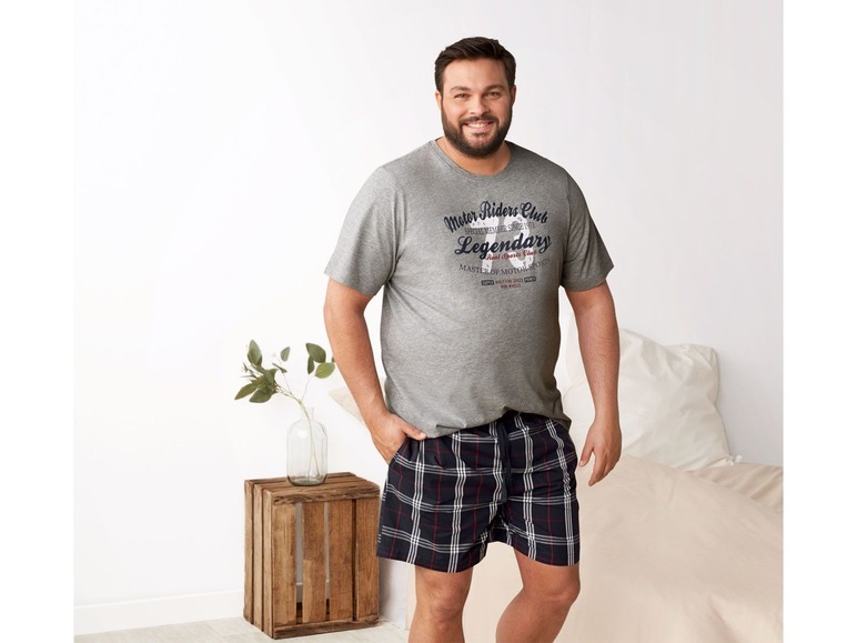 Man draagt grijze T-shirt met 'Motor Riders Club' print en geruite pyjamabroek.