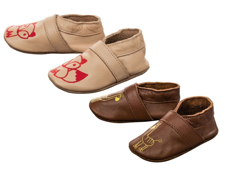 Twee paar baby-sloefjes met dierenprint, één paar in beige met een vos en één paar in bruin met een giraffe.