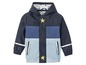 Een blauwe regenjas met sterren voor kinderen.