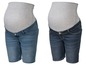 Twee paar blauwe denim zwangerschapshorts.