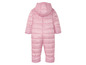 Een roze winterpak met sterretjesprint voor baby's.
