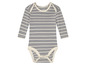 Een gestreept babypak met lange mouwen.