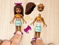 Lego Friends pop met losse onderdelen: hoofd, haar, torso, rok en accessoires.