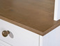Close-up van een houten bureau met een lade.