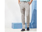 Man draagt beige broek en blauwe espadrilles.