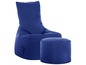 Een blauwe fauteuil en voetenbank.