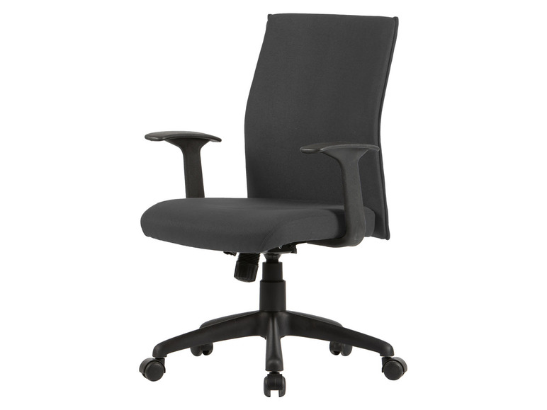 Een zwarte bureaustoel met armleuningen en wielen.