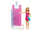 Barbie pop met een roze douchecabine en accessoires.
