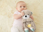 Een baby met een VTech lichtgevende knuffel