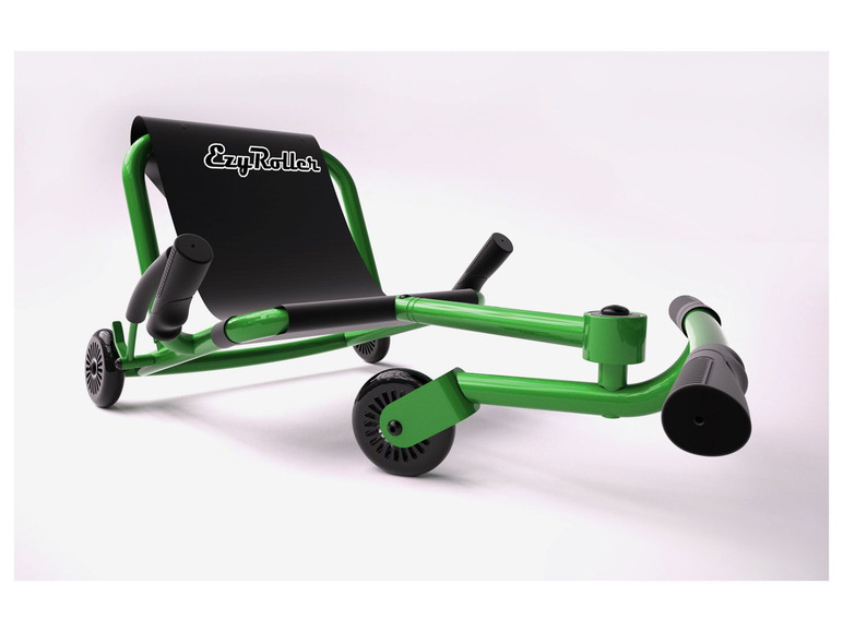 Een groene EzyRoller kinderzitdriewieler.